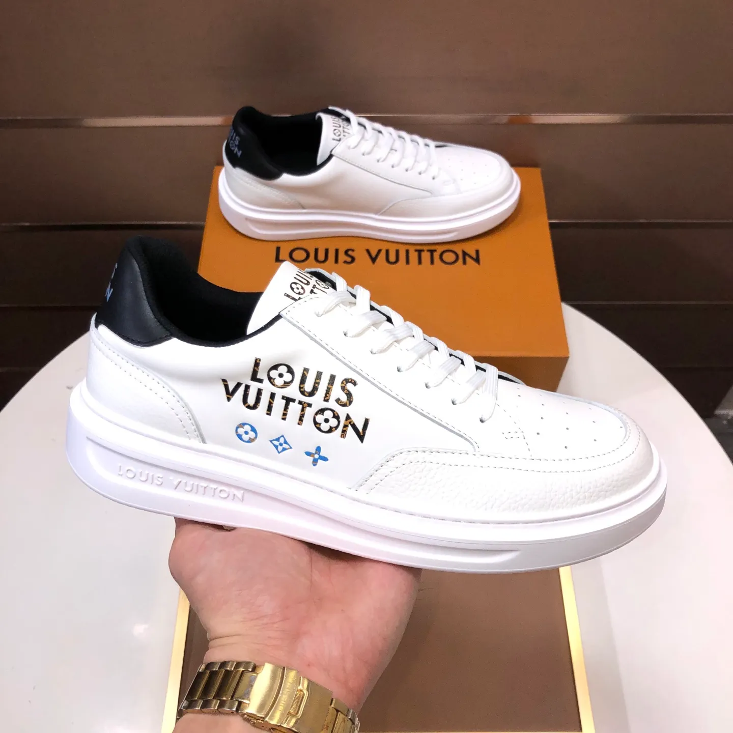 Factory batch 640💰original development, quality shipment, welcome to compare - LV sneaker series sports shoes introduce the loose silhouette of the ready-to-wear series into the spring and summer men's wear shows and make an eye-catching appearance. The cow leather upper is combined with rough fabric laces, and colorful beading highlights the brand's classic elements. LV letters mark the tongue and Monogram floral outsole. Mixed materials Made of top-grain cowhide, thick shoelace design, large Monogram print on the side, mesh lining and cotton feet, the comfort is as extreme as ever, premium heritage, quality first, worth owning! Size: Men’s 38-45 (45 is custom-made and cannot be returned or exchanged)
